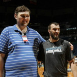 El hombre de la derecha mide 2,11m de estatura; sí, el de la derecha