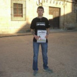 Un joven difunde en solitario en Morales el mensaje del movimiento social 15-M