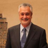 La Junta bajará el sueldo a sus 270.000 trabajadores y reducirá 7.500 interinos en Educación