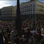 Miles de cacerolas retumban en Sol contra el sistema