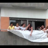 20 familias ocupan un bloque de viviendas vacío en Sevilla