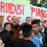 Explosión en un instituto en Italia. Una estudiante muerta y siete heridos (It)