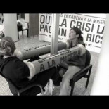 Dos chicas se encadenan en una oficina de "la Caixa" en Girona [CAT]