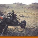 Cómo convertir un 2CV en una moto, en mitad del desierto y sin herramientas