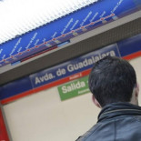 Un grupo de activistas vuelve a echar el freno en trenes del Metro