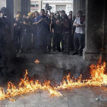 El naval de Ferrol se desespera, toma la Xunta y prende fuego a las puertas del Ayuntamiento