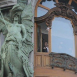 Millonario ruso lanza aviones de papel hechos con billetes, y se entretiene viendo a la gente luchando por ellos [ENG]