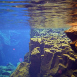 La grieta de aguas prístinas que permite bucear entre dos continentes