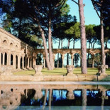 Un claustro románico en la piscina