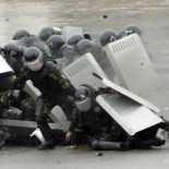 La policía antidisturbios denuncia la excesiva musculatura de los mineros