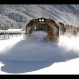 Espectaculares imágenes de un tren abriéndose paso entre la nieve