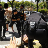 Agresión a un indignado por parte de la policía