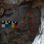 Un bombero forestal de Valencia de Alcántara descubre pinturas rupestres