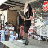 Una imitadora de Cospedal con mantilla arrasa en las protestas de Cuenca y en Youtube