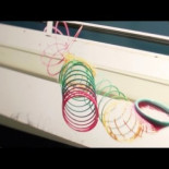 La caída de un slinky a cámara superlenta