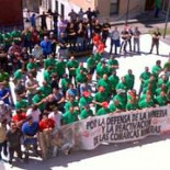 Los mineros dejan los cortes y ayudan a limpiar las playas