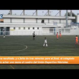 Un árbitro intenta marcar gol en un partido