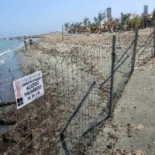 Un chiringuito cierra una playa de Dénia y cobra cada noche diez euros por entrar