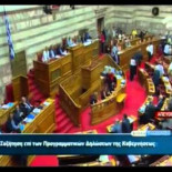 Los diputados de SYRIZA y KKE se marchan del parlamento cuando el líder de Amanecer Dorado sube a la tribuna