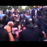 Anciana retenida en un furgón policia