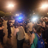 Aplauso general: los policías se quitan el casco y se ponen la gorra