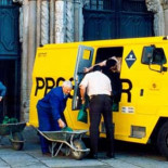 Así sacan el dinero de la catedral de Compostela, con carretillas
