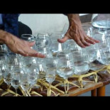 Músico callejero tocando Mozart en vasos de agua