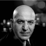 El "efecto Kojak" o por qué los hombres con la cabeza rasurada nos parecen más poderosos