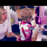 Niña de 2 años logra mover los brazos gracias a un esqueleto hecho con una impresora 3D