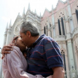 Parejas se besan en público para protestar contra el arresto de un profesor por besar a su esposa en la vía pública