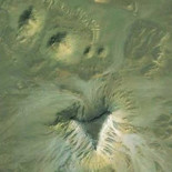 Imágenes de satélite descubren dos complejos de pirámides en Egipto... y a la rana Gustavo en Marte