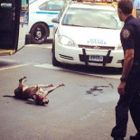La Policía dispara al perro de un indigente por defender a su amo