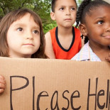 La caridad sale cara: multan a una mujer por alimentar a niños pobres