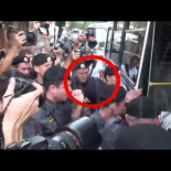 Vídeo de la detención de Kaspárov cuando hablaba con un periodista