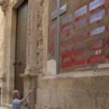 La Policía sorprende a un vecino destruyendo los símbolos franquistas de la iglesia