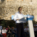 Rajoy defiende la subida del IVA en el mismo lugar donde hace un año prometió no subirlo