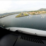 Aterrizaje habitual en el aeropuerto de San Sebastián: rozando los tejados de Hendaya