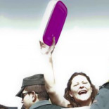 Una madre lanza una tartera a Aguirre en la apertura del curso