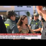 Vídeo:Una madre tira un tupper a Esperanza Aguirre