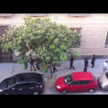 Desayuno feliz con desalojo, policias majos y hostias