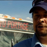 Un conductor de autobús canadiense para el vehículo en pleno recorrido para regalarle sus zapatos a un indigente