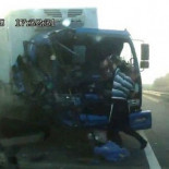 Un camionero ruso salva la vida de milagro y las cámaras lo capturan