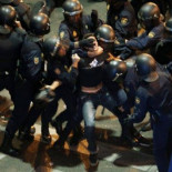 Ocho policías reduciendo a un manifestante 25S