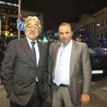 Sanchez Llibre y Martinez Pujalte posando delante de un furgón policial #25s