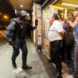 'Con porra no entras': un hostelero se enfrenta a los antidisturbios