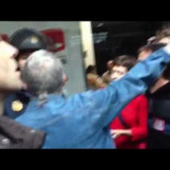 El diputado de Amaiur, Sabino Cuadra, se encara con los maderos tras la fuerte represión de los piquetes