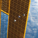 Foto surrealista: Pequeños satélites saliendo de la Estación Espacial Internacional