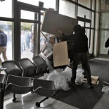 Prisión para tres detenidos durante la huelga general del 26S