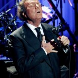 Zaplana ocultó que pagó seis millones a Julio Iglesias