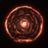 Una estructura espiral totalmente inesperada en el material que rodea a la vieja estrella R Sculptoris